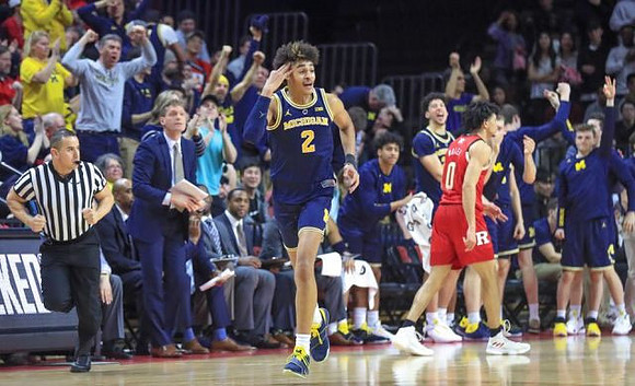 Jordan Poole (2) and Michigan Team