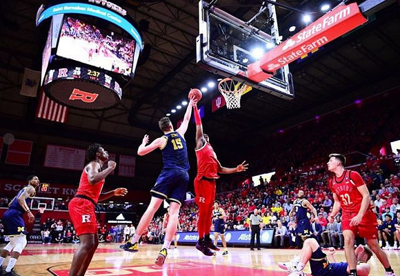 Charles Matthews (1), Jon Teske (15), Jordan Poole (2), Zavier Simpson (3), and Ignas Brazdeikis (13)