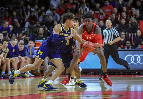 Jordan Poole (2) and Zavier Simpson (3)