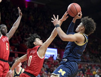 Jordan Poole (2) and Jon Teske (15)