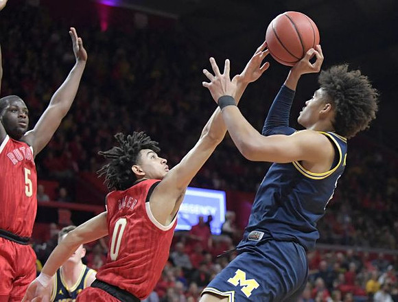 Jordan Poole (2) and Jon Teske (15)