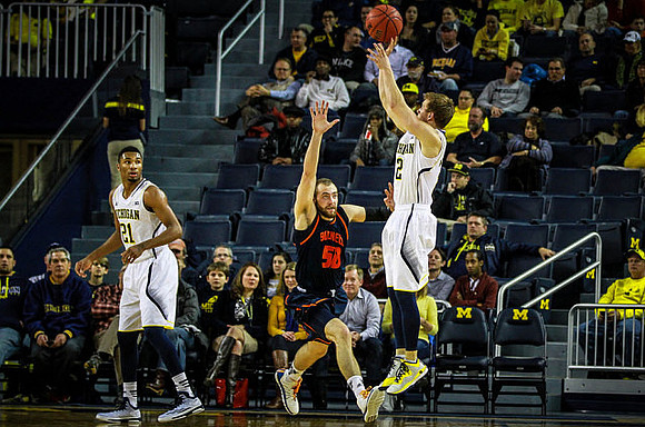 Zak Irvin (21) and Spike Albrecht (2)