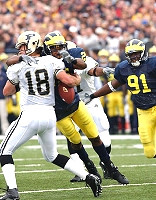 Ernest Shazor (25) and Rondell Biggs (91)