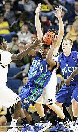 Manny Harris (3) and Zack Novak (0)