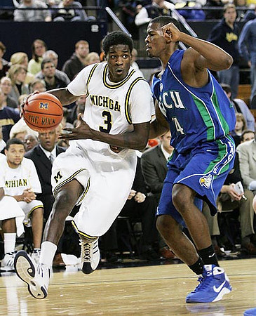Manny Harris (3) and David Merritt (15)