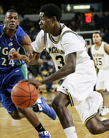 Manny Harris (3) and David Merritt (15)