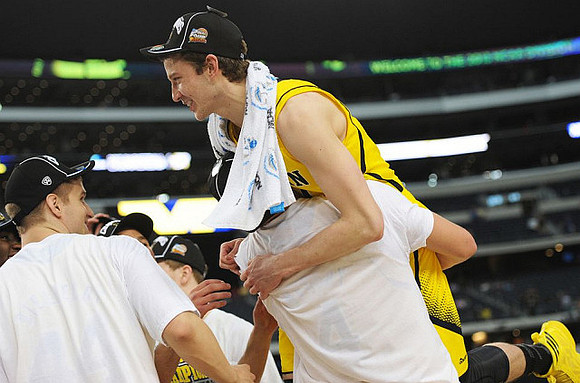 Max Bielfeldt (44) and Nik Stauskas (11)