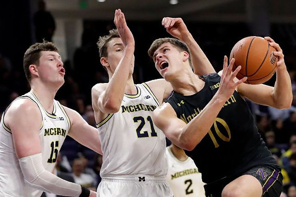 Jon Teske (15), Franz Wagner (21), and Isaiah Livers (2)