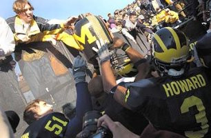 Todd Howard (3) and Eric Brackins (51)