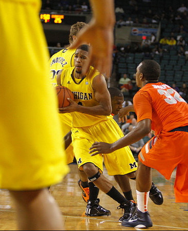 Darius Morris (4) and Evan Smotrycz (23)
