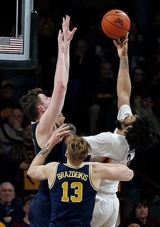 Jon Teske (15) and Ignas Brazdeikis (13)
