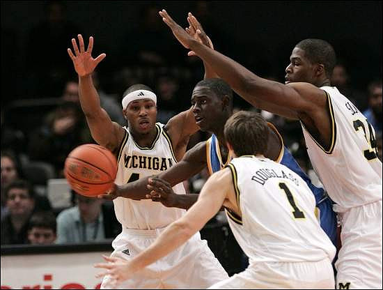 Kelvin Grady (44), Stu Douglass (1), and DeShawn Sims (34)