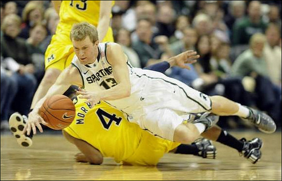 Matt Vogrich (13) and Darius Morris (4)