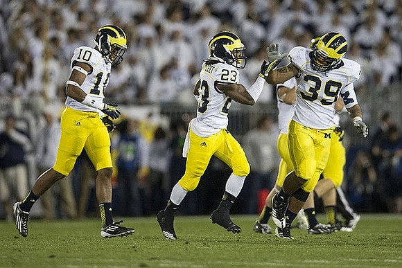 Da'Mario Jones (10), Dennis Norfleet (23), and Sione Houma (39)