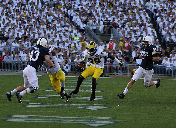 Justice Hayes (5) and Devin Gardner (98)