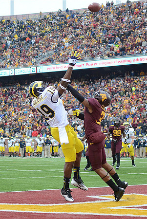 Devin Funchess (19) and Mike Kwiatkowski (81)