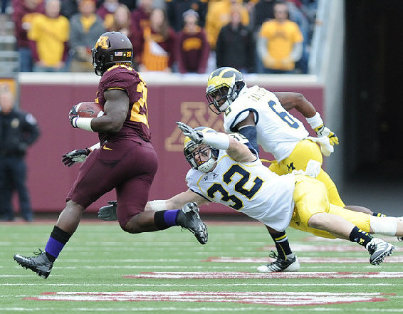 Jordan Kovacs (32) and Raymon Taylor (6)