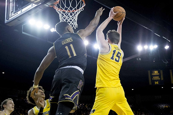 Jon Teske (15), Duncan Robinson (22), and Jordan Poole (2)
