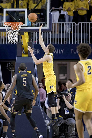 Jordan Poole (2) and Duncan Robinson (22)