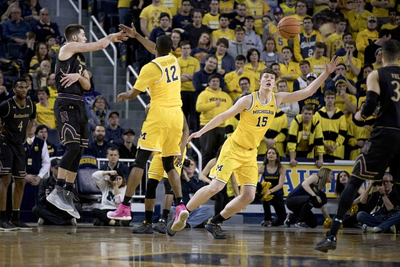 Muhammad-Ali Abdur-Rahkman (12) and Jon Teske (15)