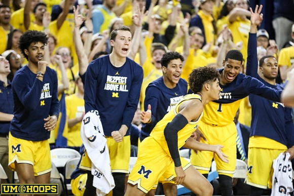 Jordan Poole (2) and Michigan Team