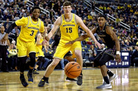 Zavier Simpson (3) and Jon Teske (15)