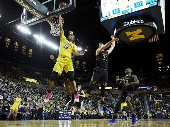 Jordan Poole (2) and Muhammad-Ali Abdur-Rahkman (12)