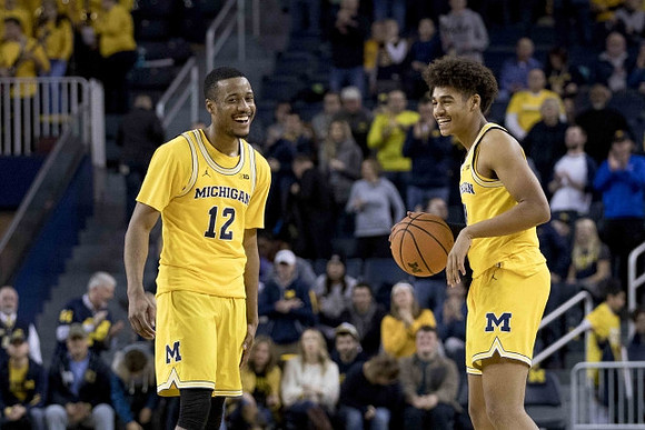 Muhammad-Ali Abdur-Rahkman (12) and Jordan Poole (2)