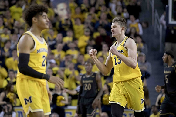 Jordan Poole (2) and Moritz Wagner (13)