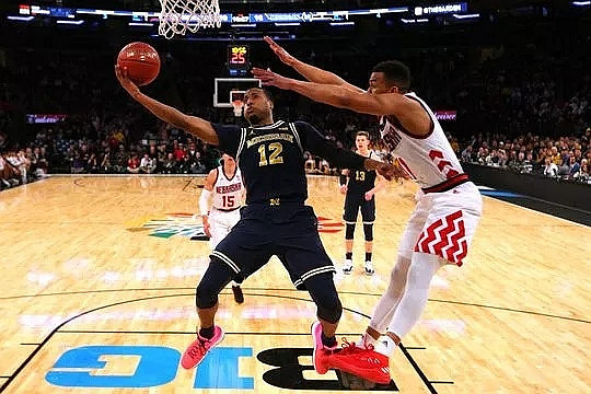 Muhammad-Ali Abdur-Rahkman (12) and Moritz Wagner (13)