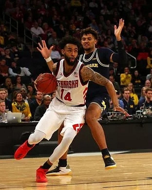 Isaiah Livers (4)