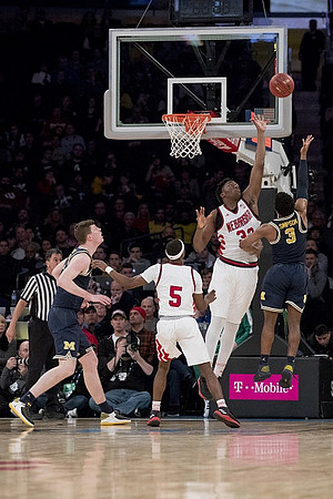 Jon Teske (15) and Zavier Simpson (3)