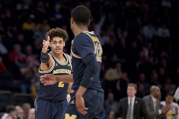Jordan Poole (2) and Muhammad-Ali Abdur-Rahkman (12)