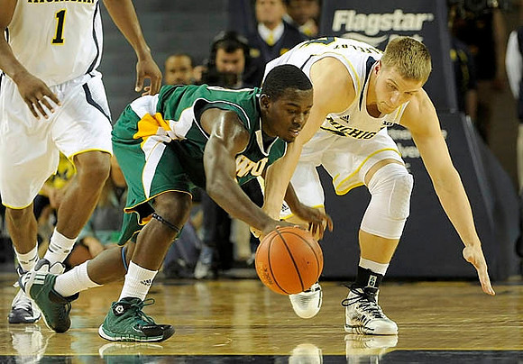 Glenn Robinson III (1) and Max Bielfeldt (44)