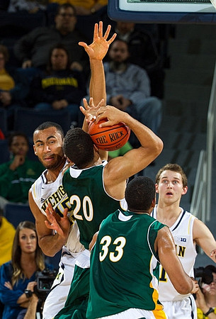Jon Horford (15) and Nik Stauskas (11)