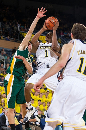 Glenn Robinson III (1) and Nik Stauskas (11)