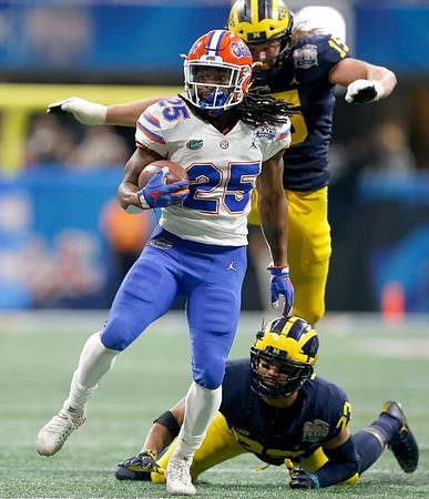 Tyree Kinnel (23) and Chase Winovich (15)