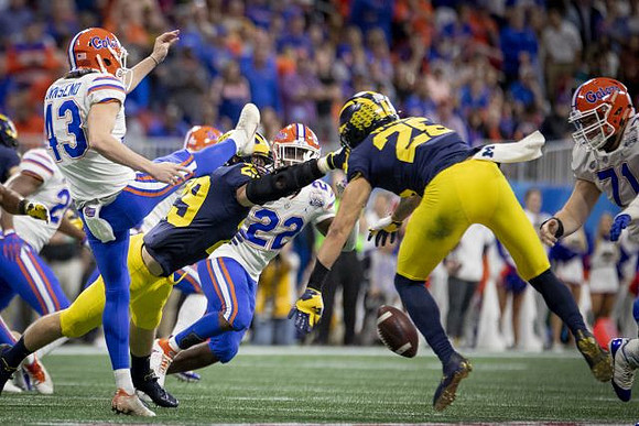 Jordan Glasgow (29) and J'Marick Woods (26)