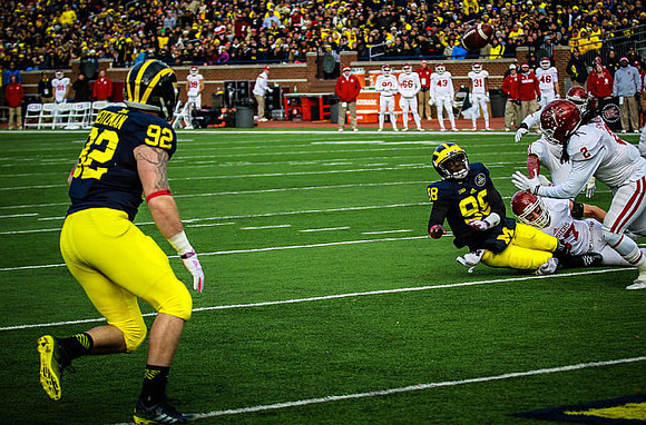 Keith Heitzman (92) and Devin Gardner (98)