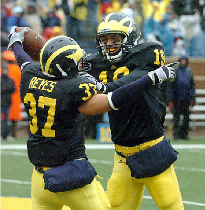 Ricky Reyes (37) and Zac Johnson (19)