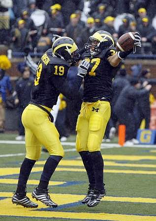 Zac Johnson (19) and Ricky Reyes (37)
