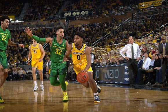Franz Wagner (21), David DeJulius (0), and Oregon Head Coach Dana Altman