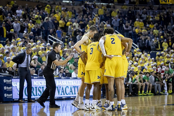 Juwan Howard, Franz Wagner (21), Zavier Simpson (3), and Isaiah Livers (2)