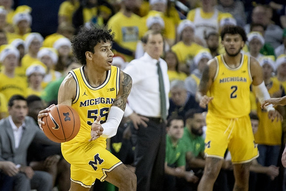 Eli Brooks (55), Isaiah Livers (2), and Oregon Head Coach Dana Altman