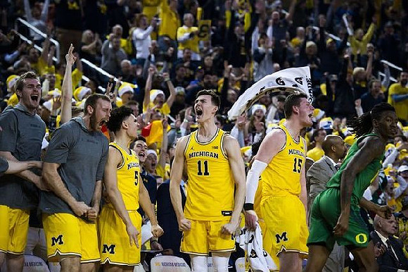 Jaron Faulds (44), Austin Davis (51), Adrien Nunez (5), Colin Castleton (11), Jon Teske (15), and Saddi Washington