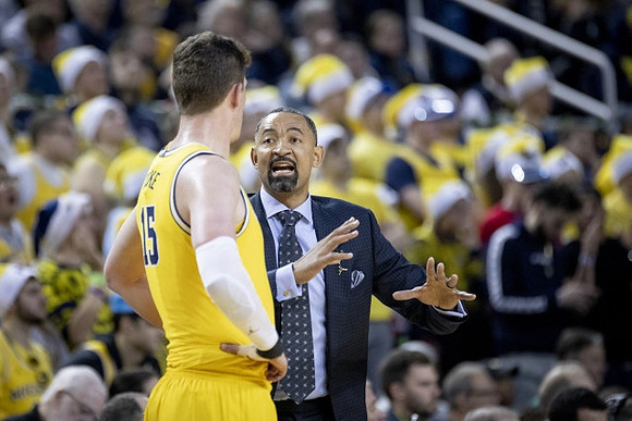 Jon Teske (15) and Juwan Howard
