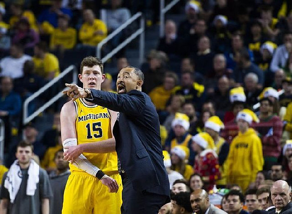 Jon Teske (15) and Juwan Howard