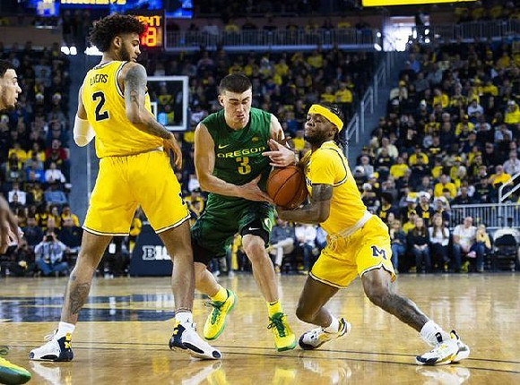 Isaiah Livers (2) and Zavier Simpson (3)
