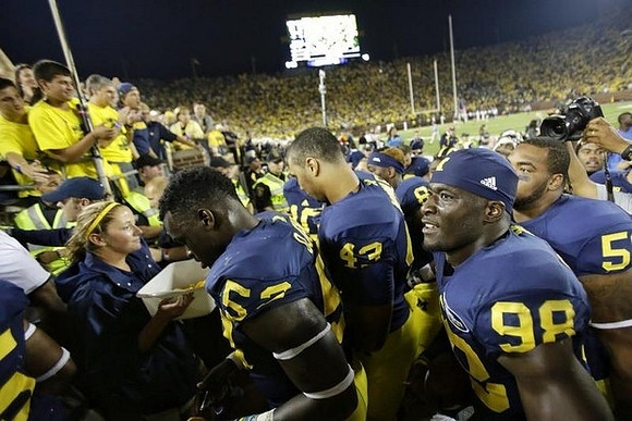 Mario Ojemudia (53), Chris Wormley (43), and Devin Gardner (98)