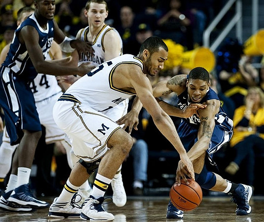 Jon Horford (15), Max Bielfeldt (44), and Nik Stauskas (11)